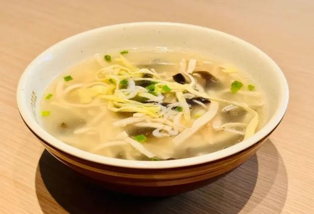 候车新玩法!机器人“墨茵”上岗,这里还有专属福利