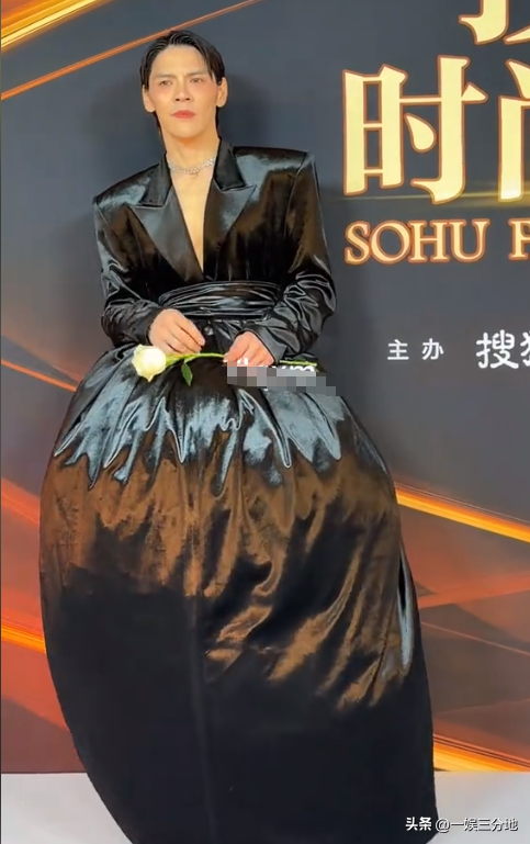 北京红毯，摔跤、独眼龙造型	、礼服搭棉鞋，走秀反成大型灾难现场