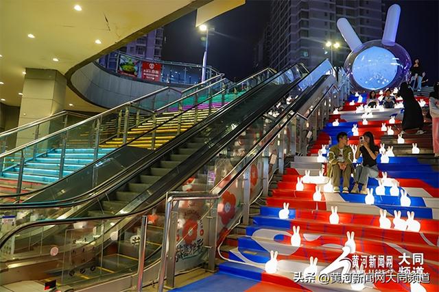 国庆中秋同欢庆 玉兔灯展夜更兴