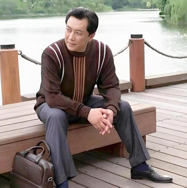 唐国强的“糟心事”：两个儿子都是残疾，难怪他73岁也不敢退休！