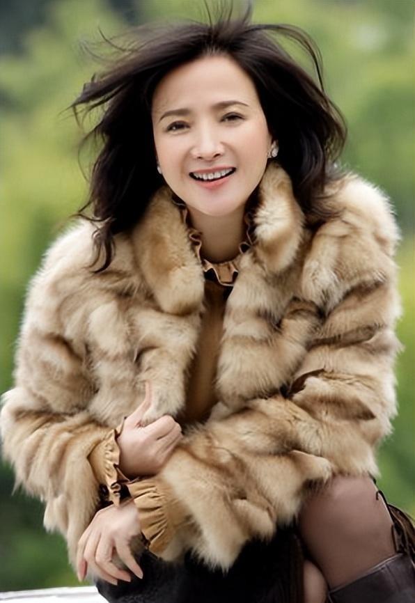 61岁演员何晴去世，好友曝原因细节，是许亚军前妻，六小龄童悼念