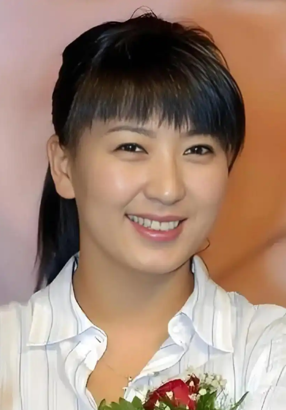 风向变了？央媒公开点名闫学晶，文案信息量大	，32岁儿子也被连累