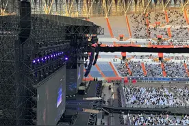 林俊杰济南站演唱会：观众大喊“退票”“换座”，看不清大屏幕，只得在台阶上看演出图片