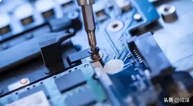 西方制裁成笑话？俄导弹拆出美零件，美财长脸都绿了