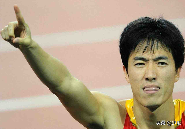 42岁刘翔近况曝光，长期在国外旅游，靠终身合同吸金，远离喷子！