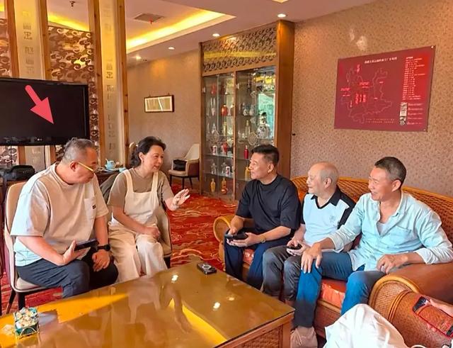 69岁张丰毅参加北电同学聚会，和沈丹萍互动亲近，张铁林也在场
