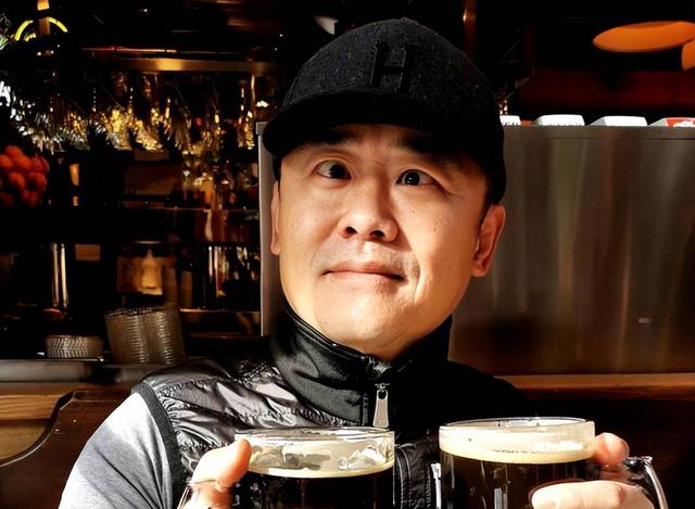58岁周立波，头发稀疏身体暴瘦，美国生活的他走到这一步后悔吗？