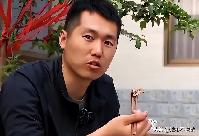 “最帅升旗手”张自轩被骂惨了！面对争议，他用一句话来回应