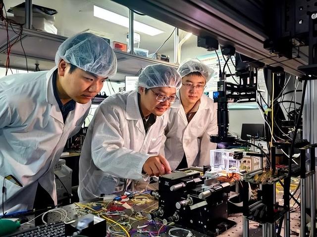 荷兰趁火打劫时，中国芯片获重大突破，算力跨越式升级，领跑世界