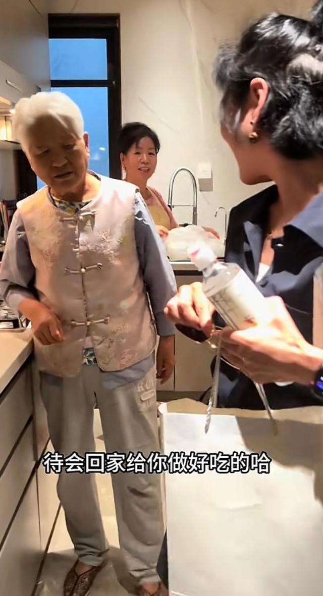 大孝！岳云鹏接80岁老妈住北京豪宅，3000万别墅阔气，媳妇是功臣