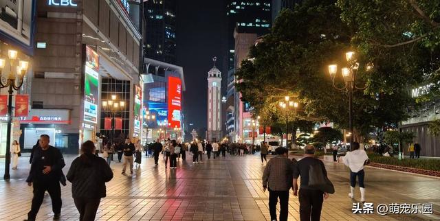 重庆夜晚太震撼，刚出地铁站，解放碑热闹景象扑面而来
