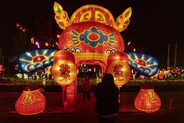 辽宁沈阳：丁香湖非遗灯会精彩震撼 绝对值得打卡