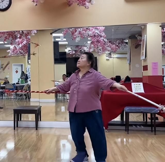 吃里爬外，永不回国？她带领30名演员选择留美，如今年过花甲归来