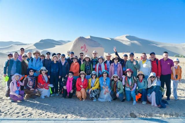 中国八方旅游联合体首趟青甘旅游大型专列抵达敦煌
