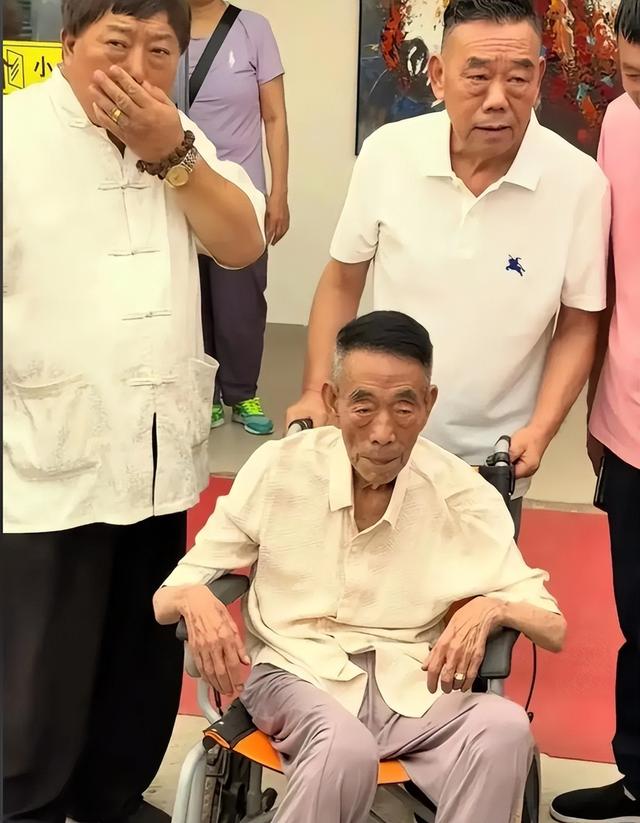 杨少华头七刚过，杨老三病重住院脸色极差，杨议漠不关心光顾着吃