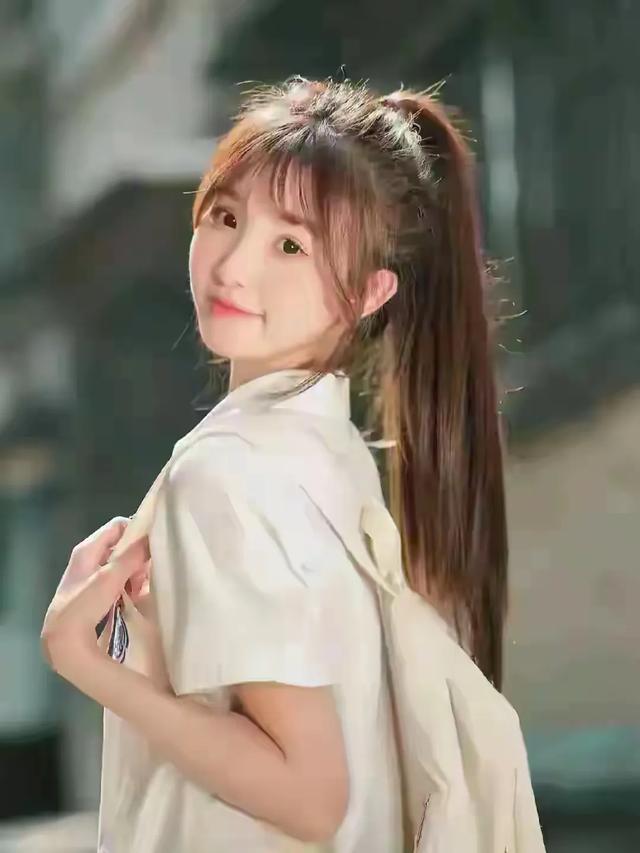 甘肃兰州一校花，楚楚动人，倾国倾城	，这气质堪称校园天花板