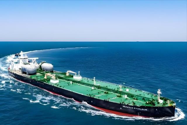 以为俄罗斯不敢动？美方刚扣油轮，普京一发“榛树”炸穿利沃夫！