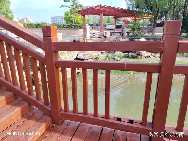 全国文明城市柘城县国家湿地公园榕湖斥巨资升级的人行栈道现状