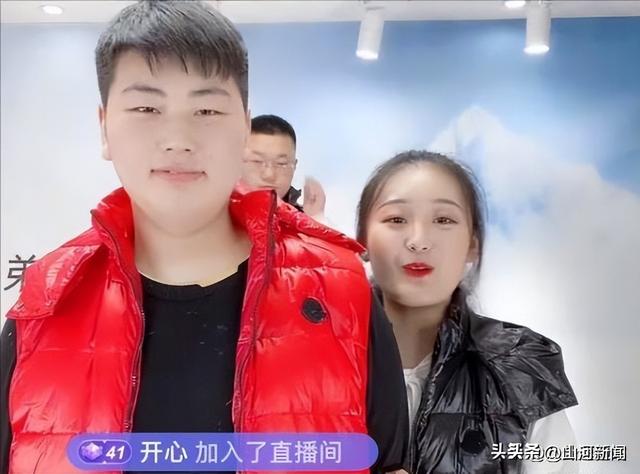 难怪陈亚男伤感，再看大衣哥现儿媳，她跟人在处事上就差了两个字