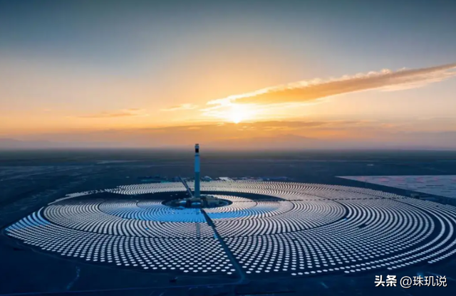 从“偏远边疆”到亚欧枢纽！新疆逆袭，藏在光伏板、粮仓和公路里