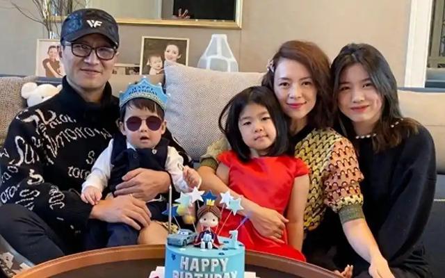 离春节不到两个月,46岁章子怡再次官宣喜讯,撕碎汪峰仅剩的体面