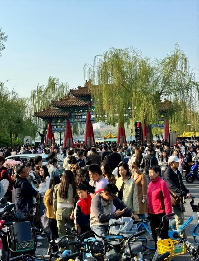 国庆假期，济南多了一个外号，网友：成“挤南”了！