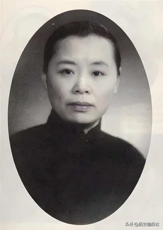 1962年，徐志摩前妻张幼仪和家人，在美国的别墅前，留下的家庭照