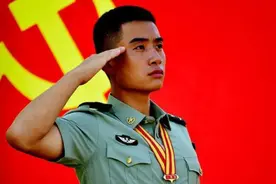 解放军战士王亮2分钟勇救4人，荣获一等功，提干并保送军校图片