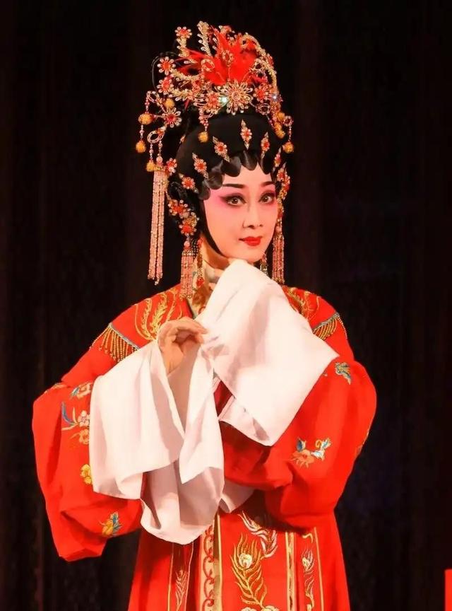 56岁广州美女蒋文端仍美貌出众，现在还当了领导，已嫁富商生女