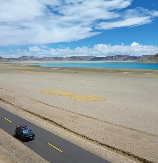 一条公路，800公里无人区：开过去的人，为啥都不想上班了？