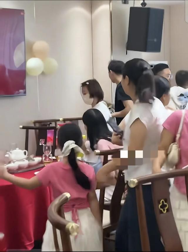全红婵真实身材曝光，路人在酒席上用手机拍的并不胖，像个大女孩