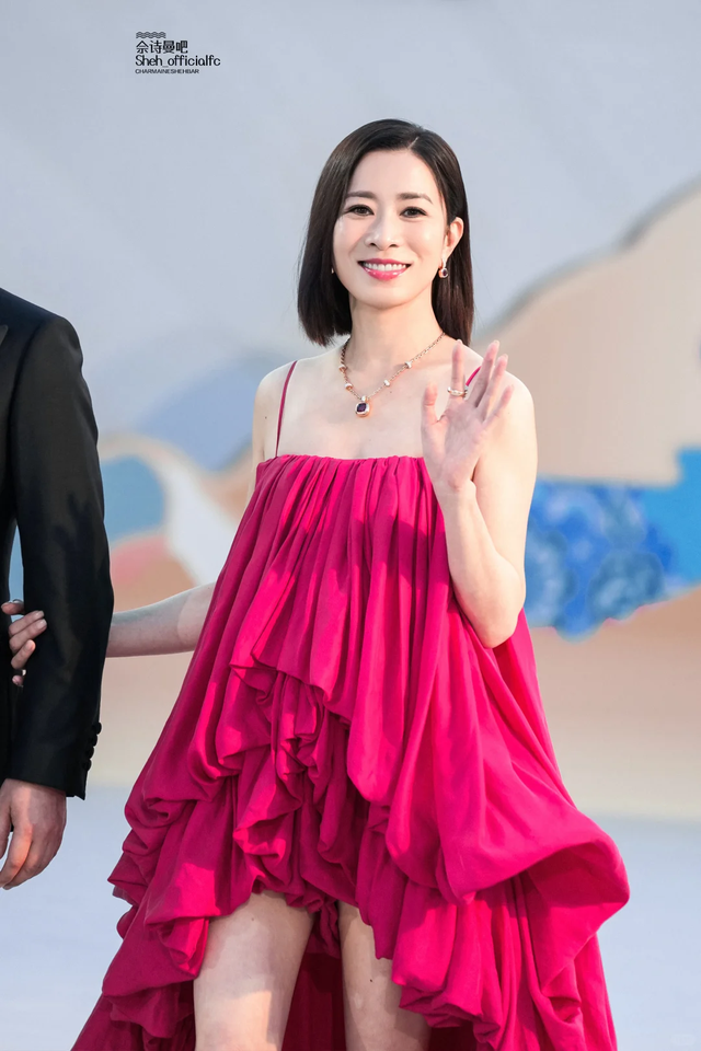 四川红毯好真实：唐嫣副乳尴尬、佟丽娅真老了，魁梧的郝蕾太惊艳