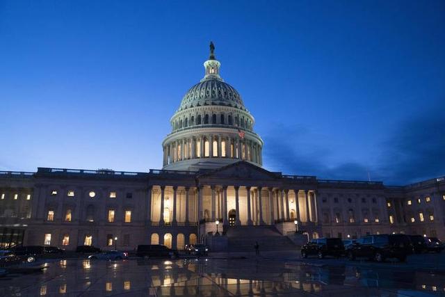 枪击事件再现，特朗普幸运神附身，两士兵中弹身亡