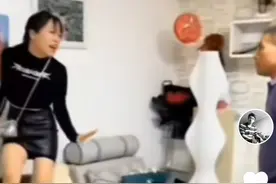 笑不活了！女子去蹦迪，弟弟告状，父亲用皮带教育，那是真抽啊！图片