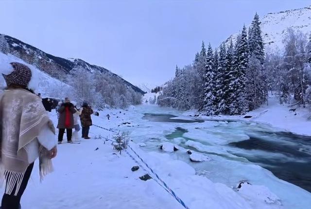 太惊险！女子翻越警戒线拍照突遇“凌洪”，网友：要美不要命