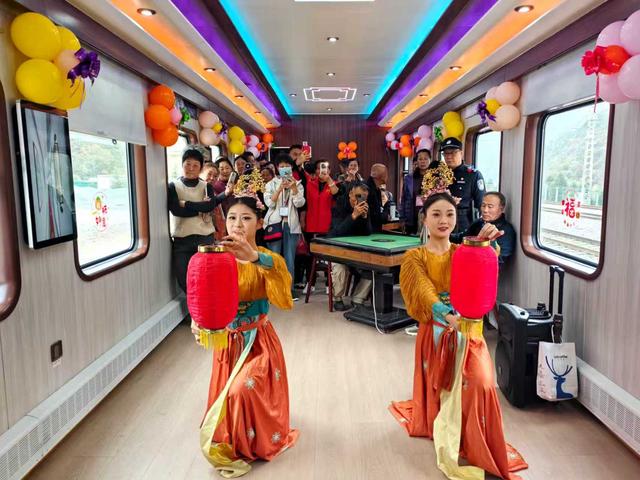 陕西首趟“秦岭号”普惠适老旅游专列温暖启程