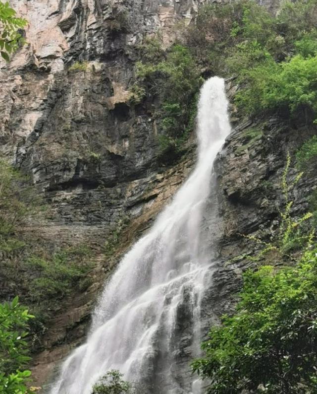 废弃的湖南景区，曾经收68元一人的门票，如今杂草丛生荒废了
