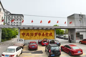 屋顶光伏+车棚光伏”，汨罗市委党校屋顶光伏项目并网发电图片