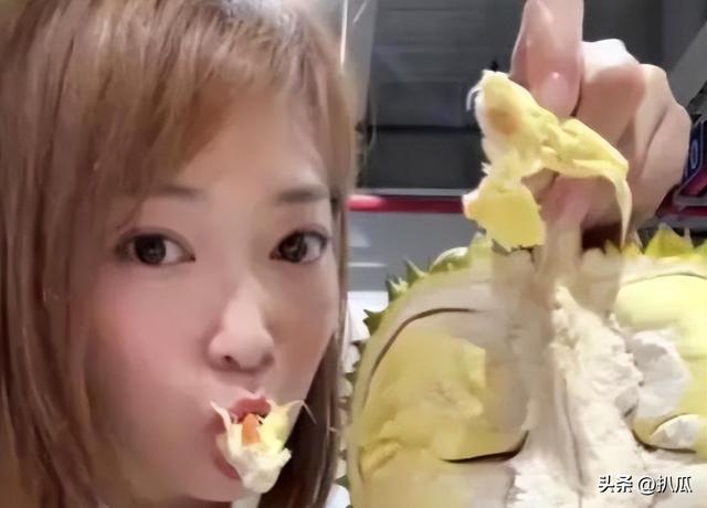 她曾是上海台主持人，如今在仓库打包卖水果，单身带儿子独自生活
