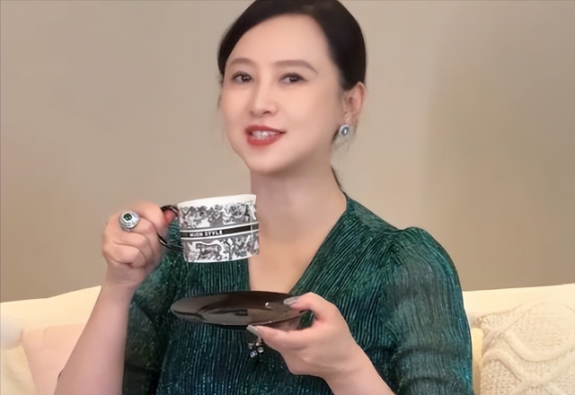 56岁翁虹沦落成“舞女”，在景区跳舞谋生，印证了刘晓庆的那句话