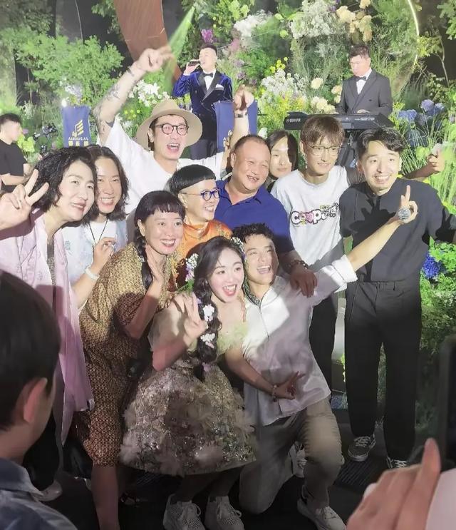金龟子和女儿女婿在北京逛街，穿衣打扮一言难尽，抱着外孙好慈祥
