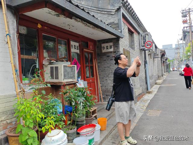 从中国美术馆出来，钻胡同，一路逛到王府井大街