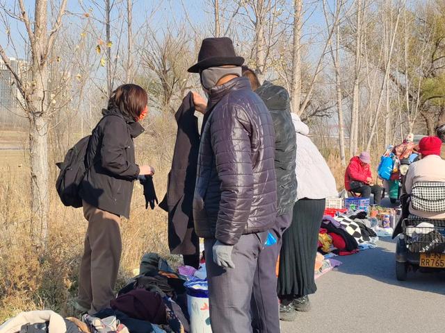 记录德州：岔河河堤上的大集，人山人海，异常热闹