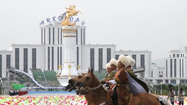 高市早苗开始反击，报复计划提上日程，还反过来向中国提一个问题