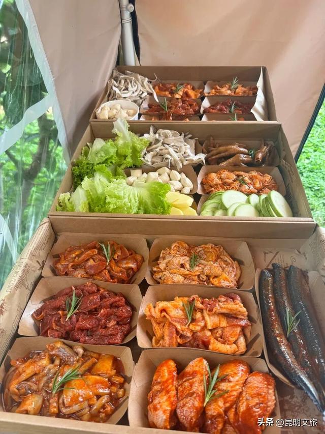 昆明出发30分钟，摘苹果、喂小羊、彩虹屋打卡……秋日露营天花板在此！