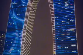 #江南有戏#！东方之门氛围感拉满图片