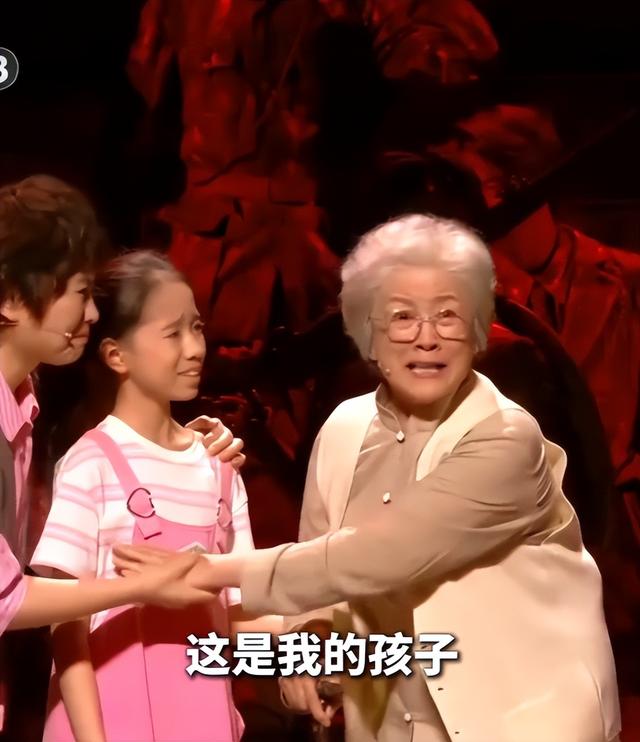 央视文艺晚会落幕：4人零差评，2人升咖，1人翻红，只有他被骂惨
