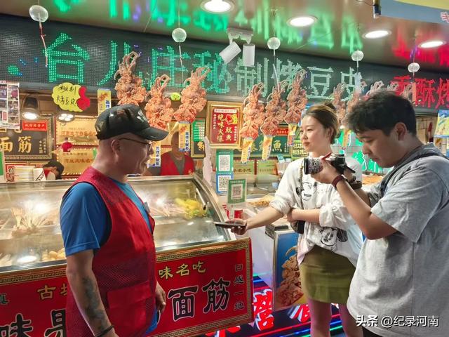 三线城市商丘市中心城区夜经济红红火火！梁园区步行街人头攒动！