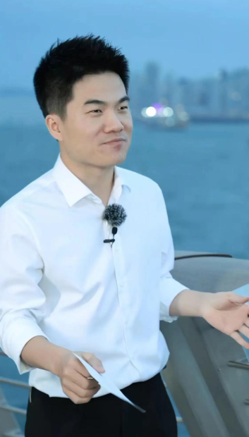 没想到，董宇辉受邀观礼阅兵才1个月，竟再次令所有人刮目相看