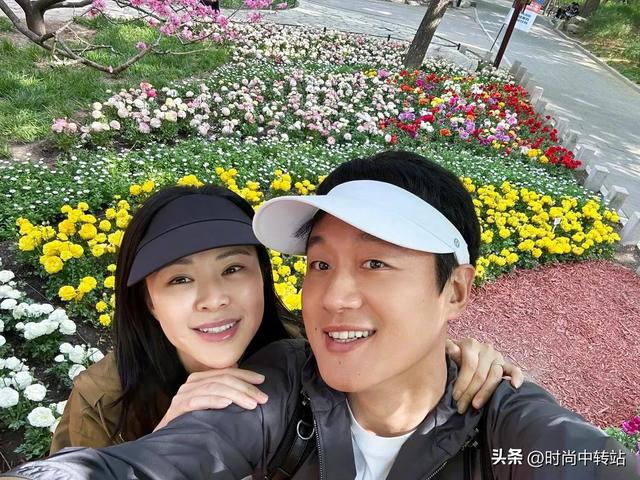 佟大为老婆关悦，这脸一言难尽，咋肿成这样，脸又大又亮还贼亮